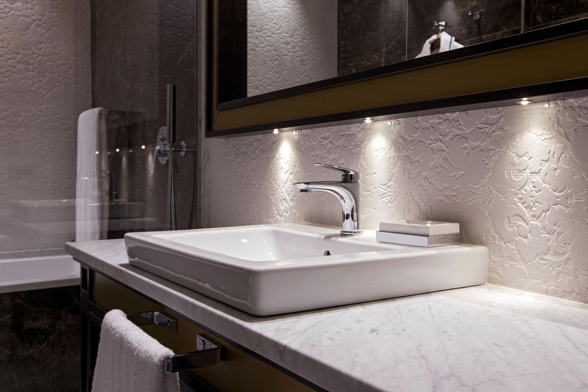 Palazzo Doglio Hotel Cagliari Luaran gambar Bathroom lighting