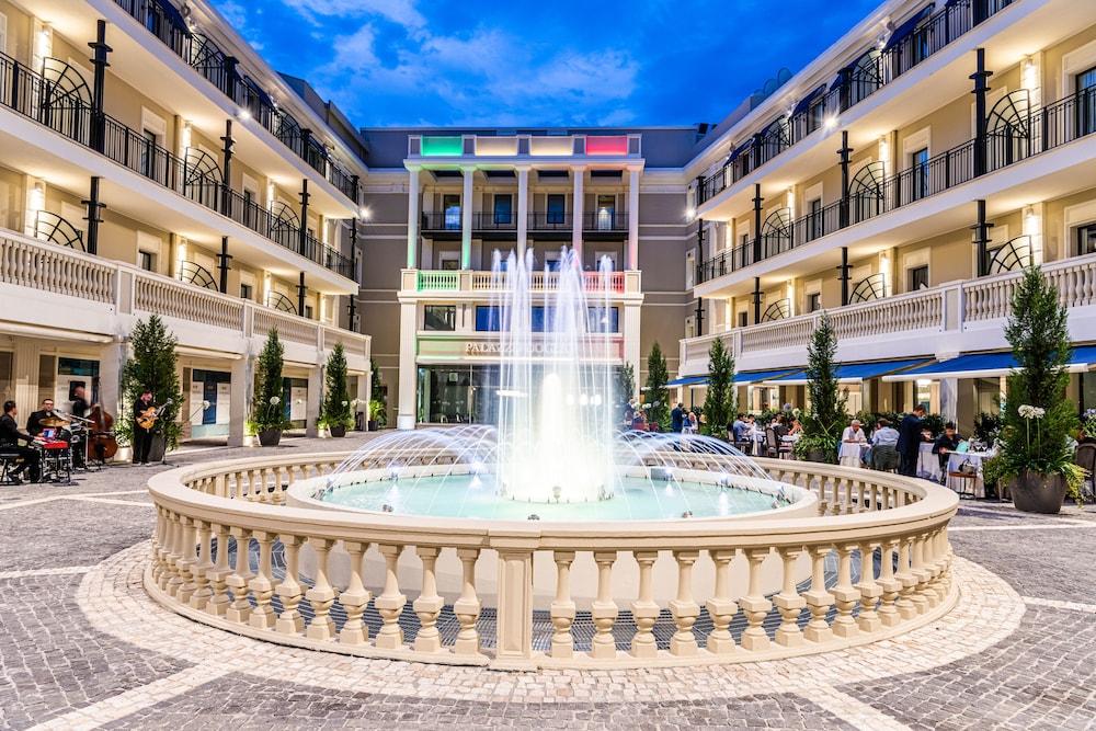 Palazzo Doglio Hotel Cagliari Luaran gambar The central fountain