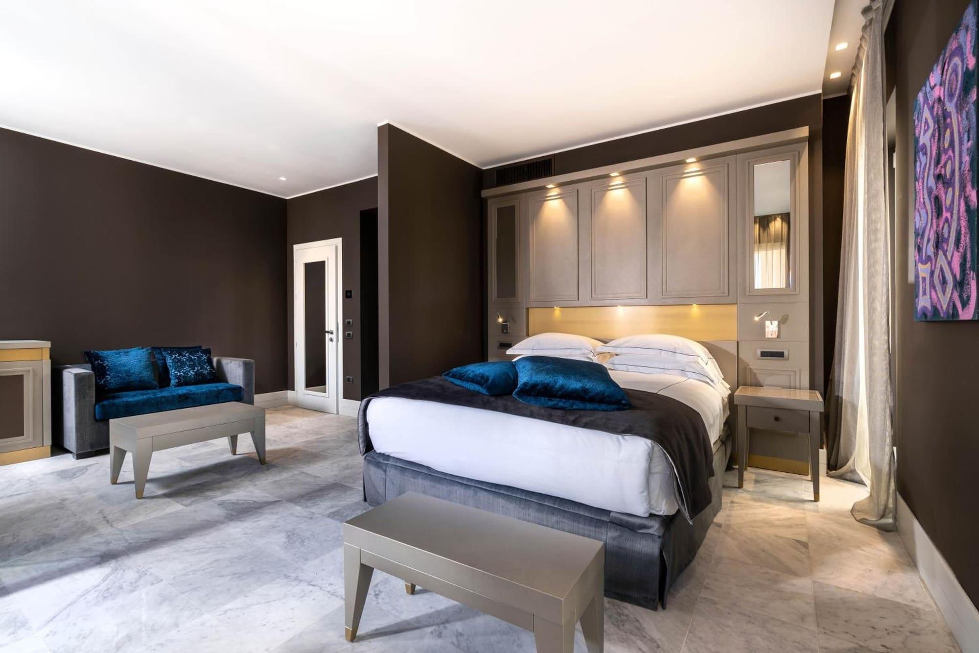 Palazzo Doglio Hotel Cagliari Luaran gambar A bedroom at the hotel