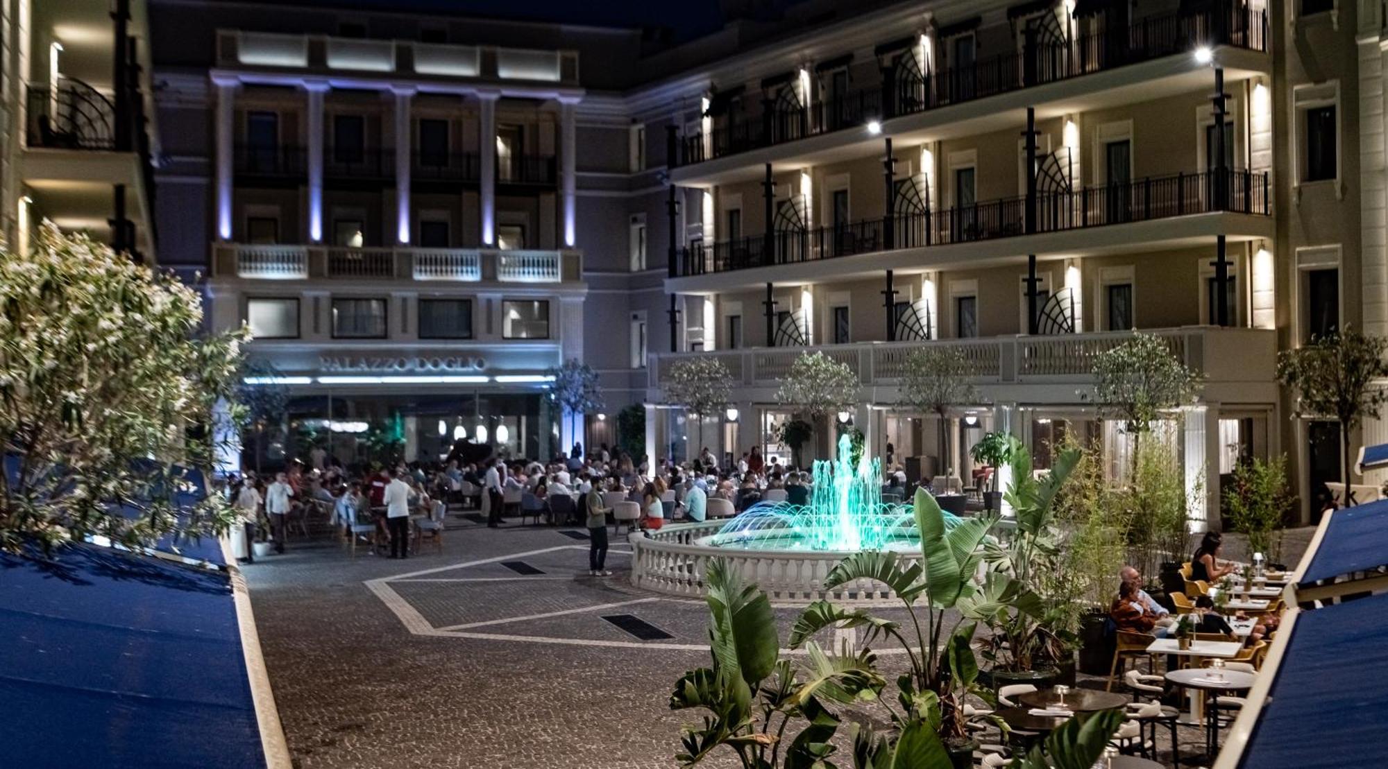 Palazzo Doglio Hotel Cagliari Luaran gambar The hotel's central courtyard